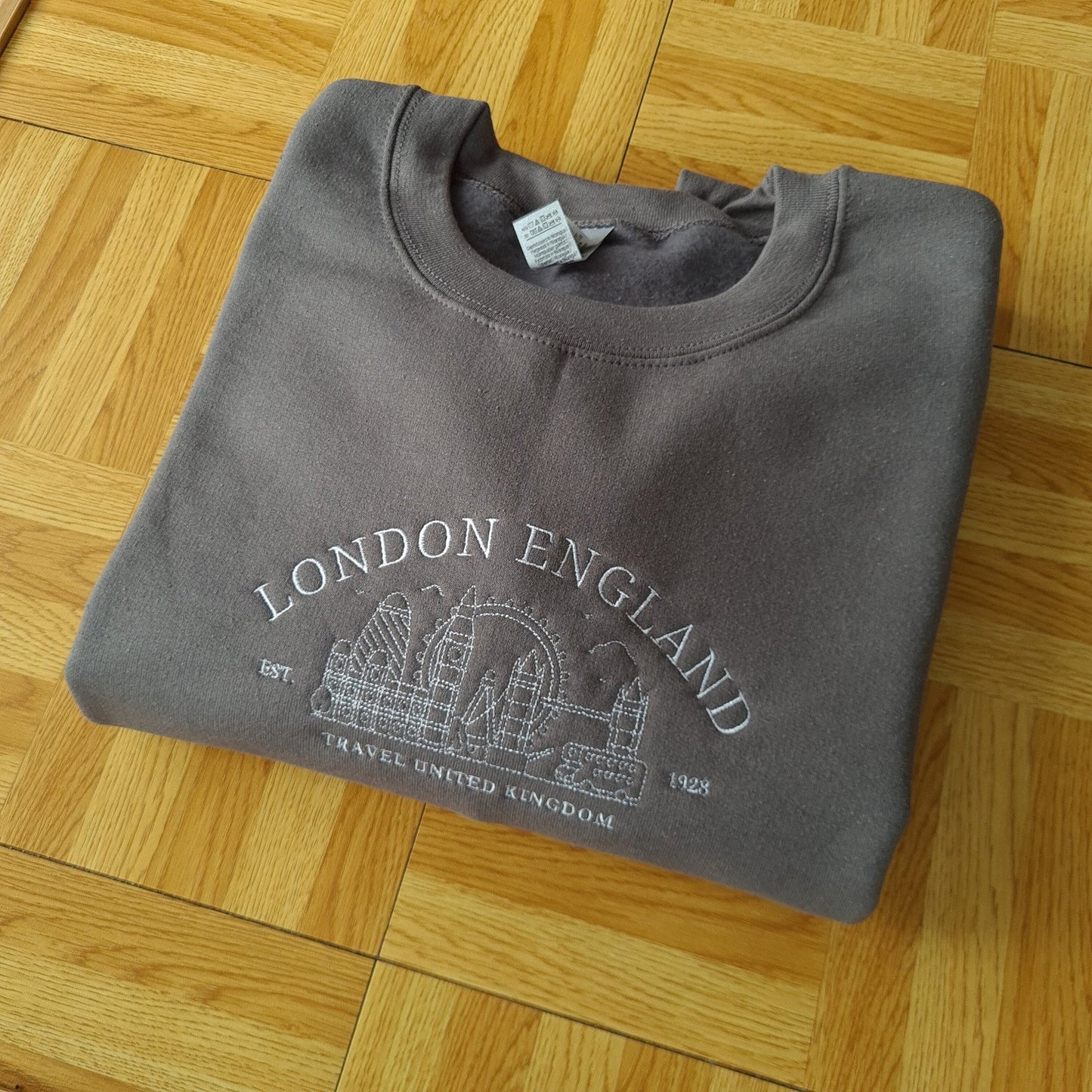 CUSTOM London England Vintage Embroidered Sweatshirt, Vintage City Crewneck, London City Sweatshirt, Unisex Crewneck, Retro Gift for her