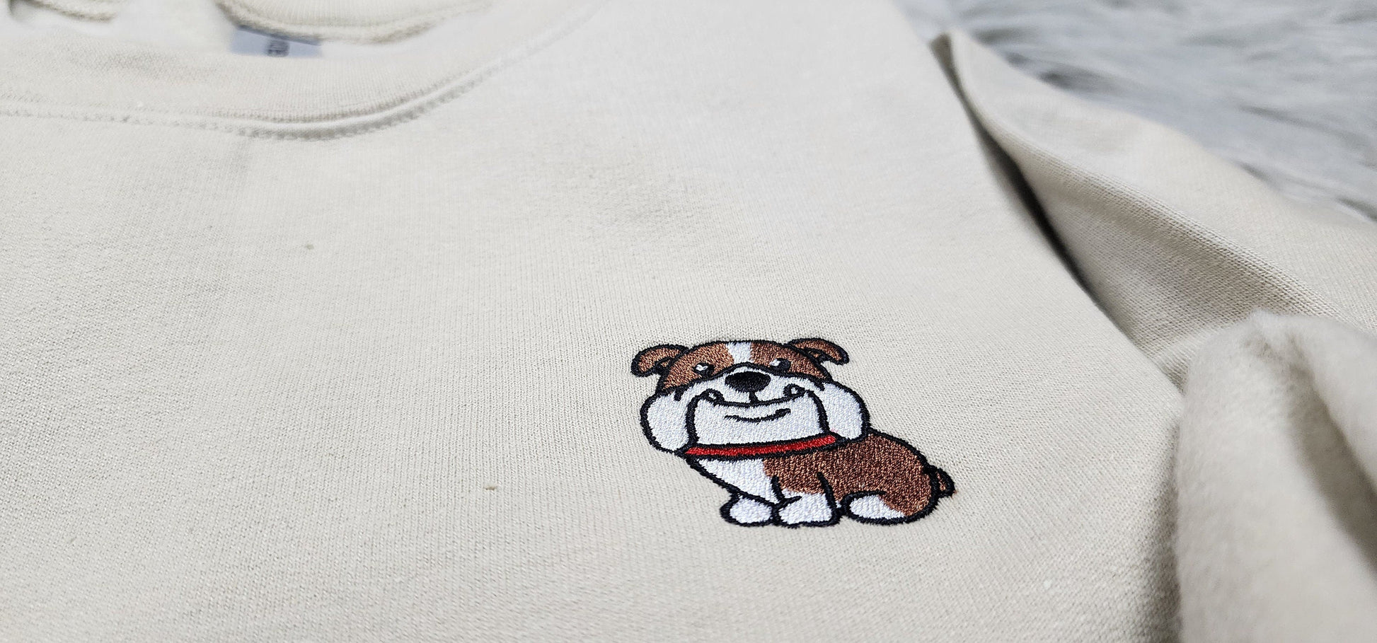 English Bulldog Embroidered Crewneck - English Bulldog Mini Embroidery - English Bulldog Pocket logo - T- Shirt - Sweatshirt - Hoodie